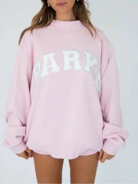 Parke Sprinkle Varsity
Mockneck Sweatshirt Pink
Oversized NWT L/XL